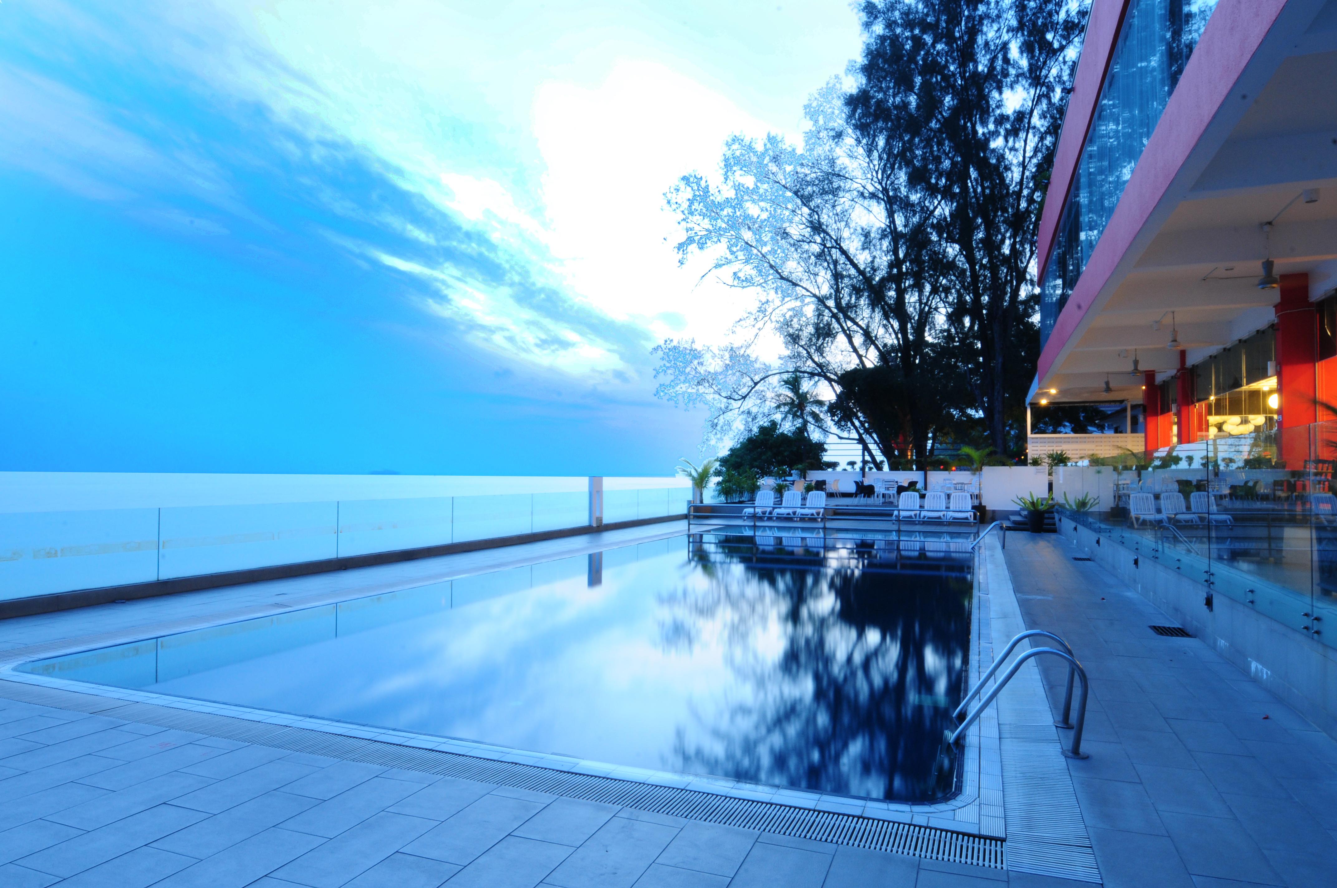 Hotel Sentral Seaview @ ​Beachfront Танджунг-Бунга Экстерьер фото