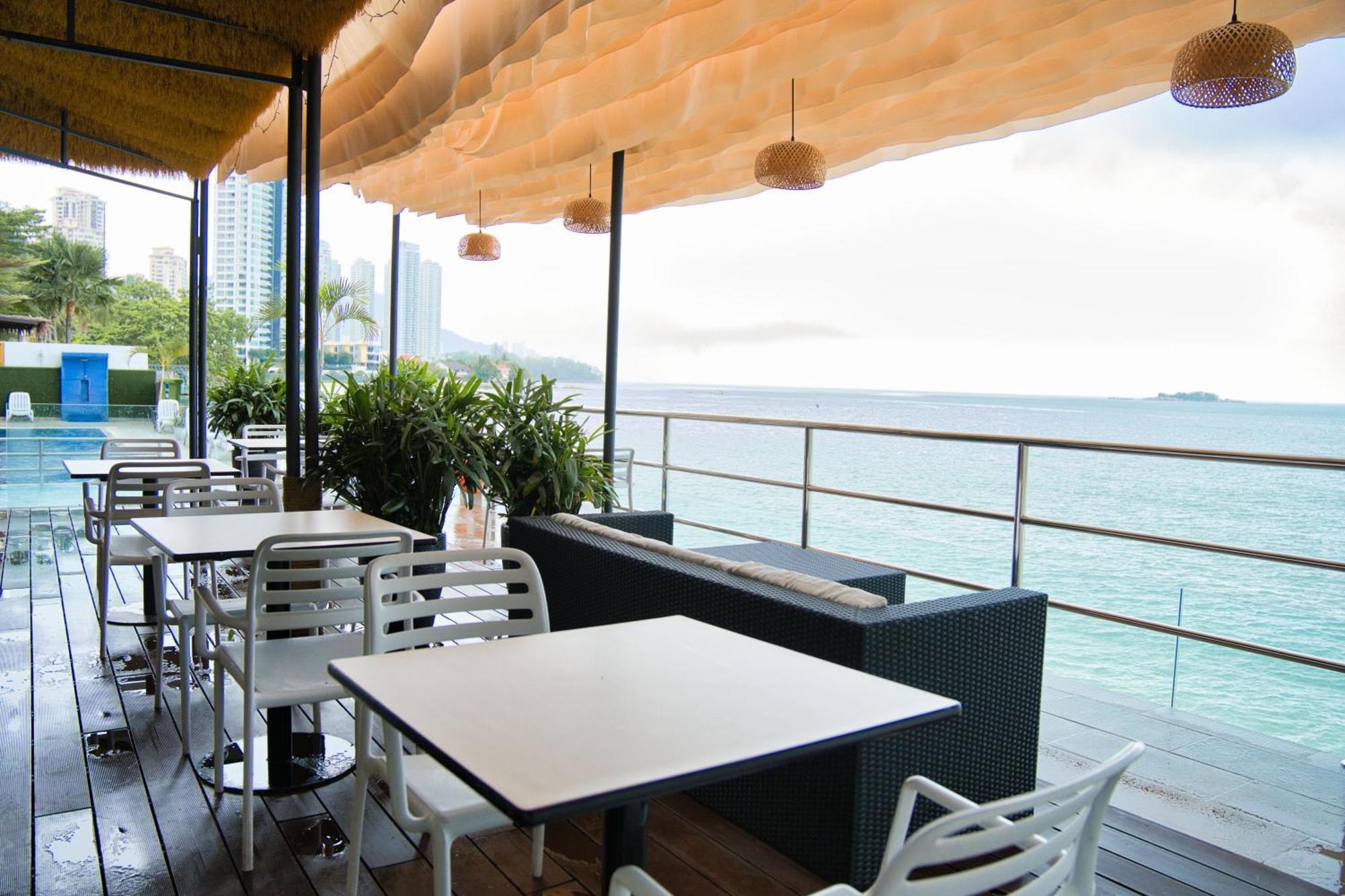 Hotel Sentral Seaview @ ​Beachfront Танджунг-Бунга Экстерьер фото