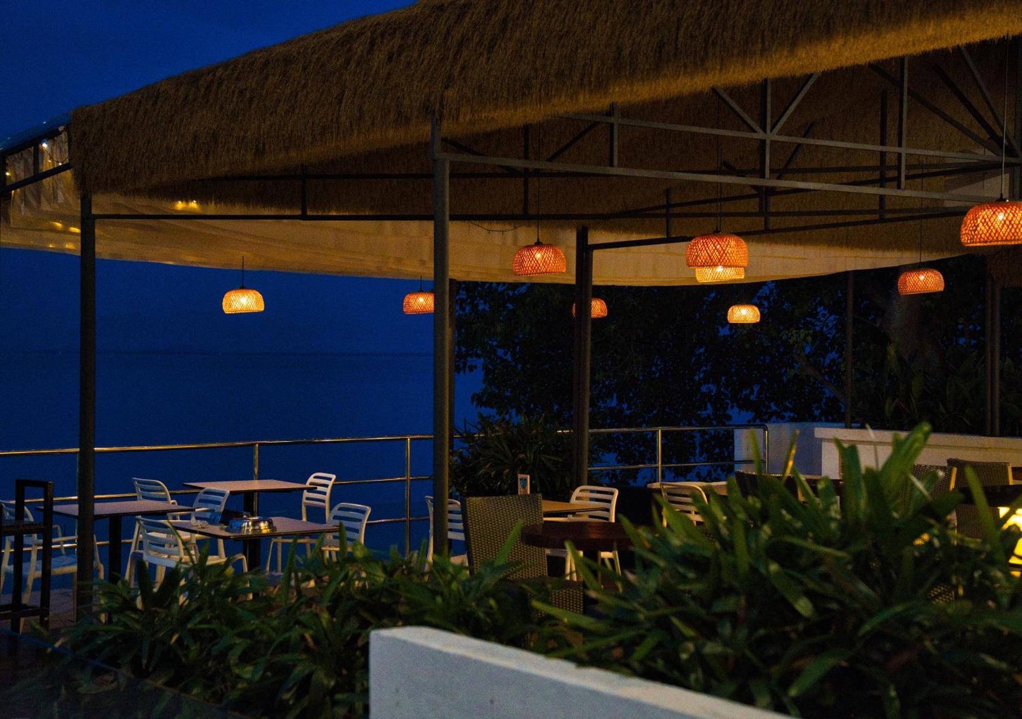 Hotel Sentral Seaview @ ​Beachfront Танджунг-Бунга Экстерьер фото